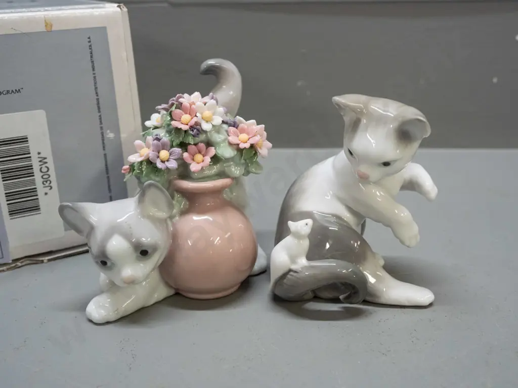 2 LLadro cat figurines, one with original box - one with pot of flowers H-90 W-110 Image 1++