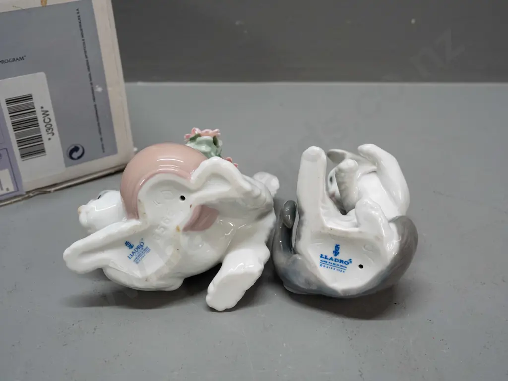 2 LLadro cat figurines, one with original box - one with pot of flowers H-90 W-110 Image 1++