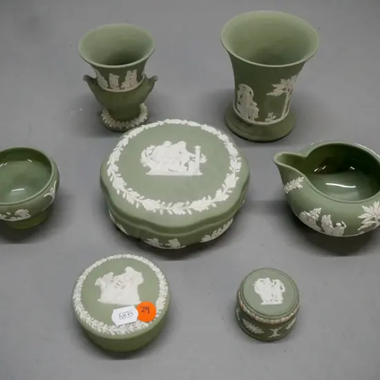 7x assorted green Wedgwood Jasperware pieces, some light soiling. Tallest H-100