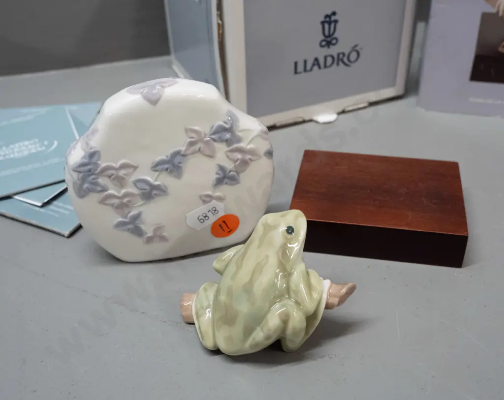 2 Lladro items with original boxes - "Lucky Frog" on wooden base and a quartz clock in porcelain case H-90 W-90 Image 1++