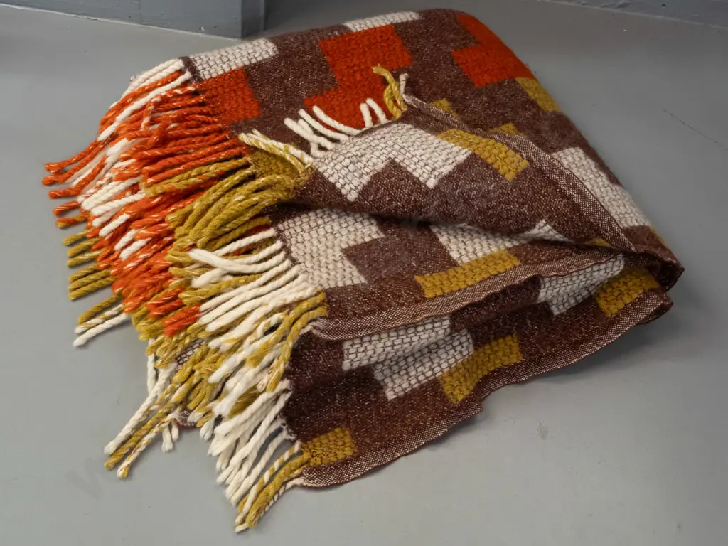 retro travel rug with Te Ariki / Onehunga Woollen Mills Auckland label - has small cut or hole near edge Image 1++