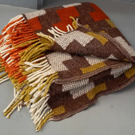 retro travel rug with Te Ariki / Onehunga Woollen Mills Auckland label - has small cut or hole near edge