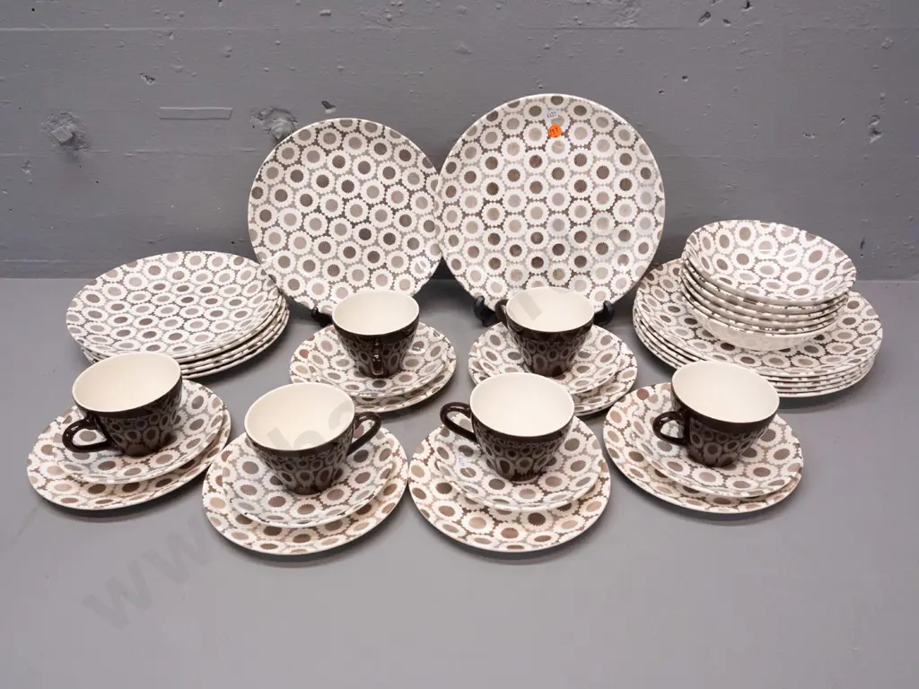 Kelston / Crown Lynn "Nova" pattern 6-place table setting - large and medium plates, bowls, trios and a spare plate. Image 1++