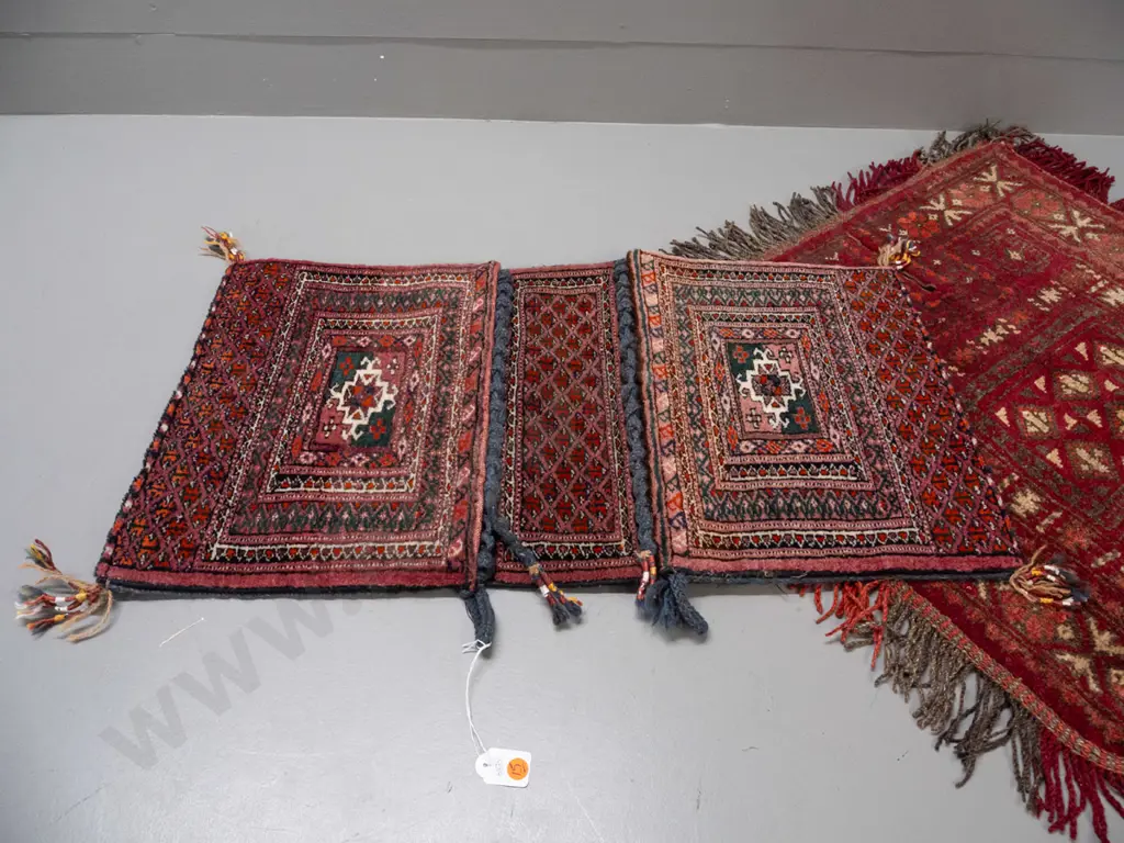 2 Turkish / tribal style hand-knotted wool items - small frilled rug with cutout slot and double-sided small saddle bag, Image 1++