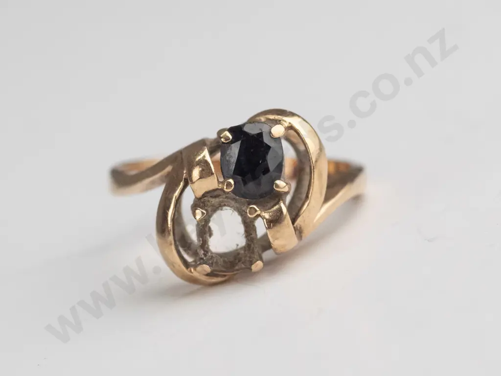 9ct sapphire ring - missing one stone]   3.4gms Image 1++