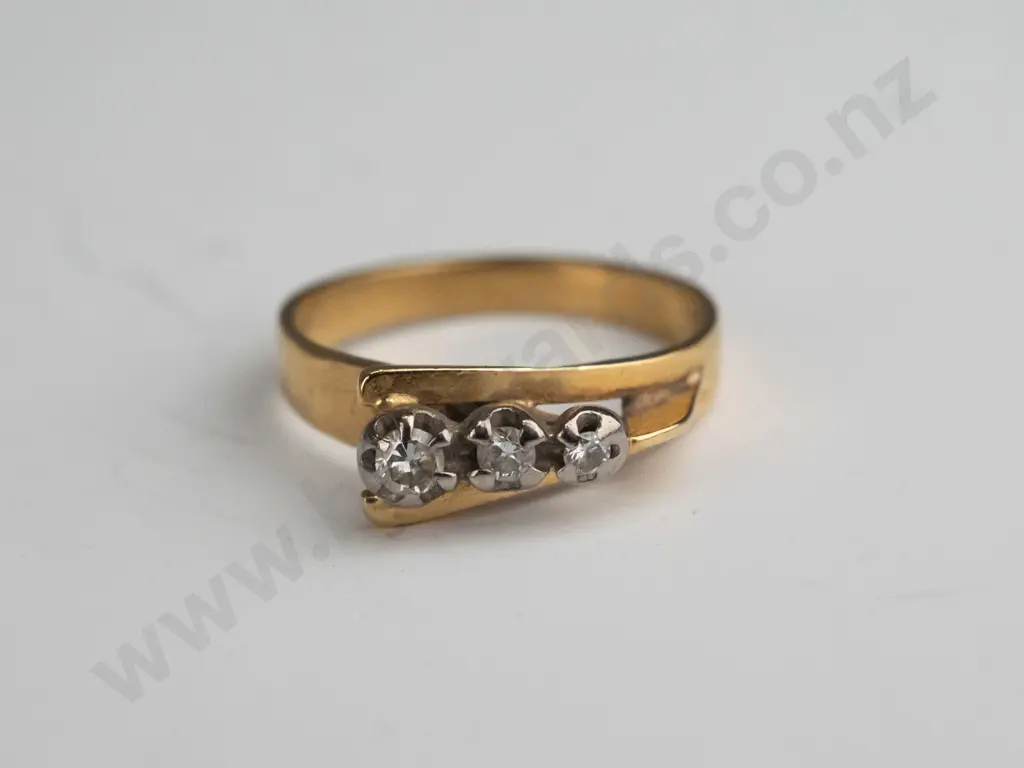 18ct 3 diamond tapered ring  3.6gms Image 1++