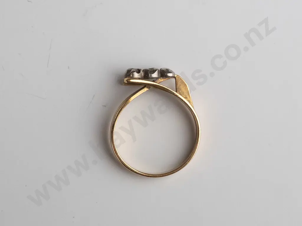 18ct 3 diamond tapered ring  3.6gms Image 1++
