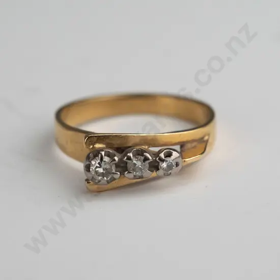 18ct 3 diamond tapered ring  3.6gms
