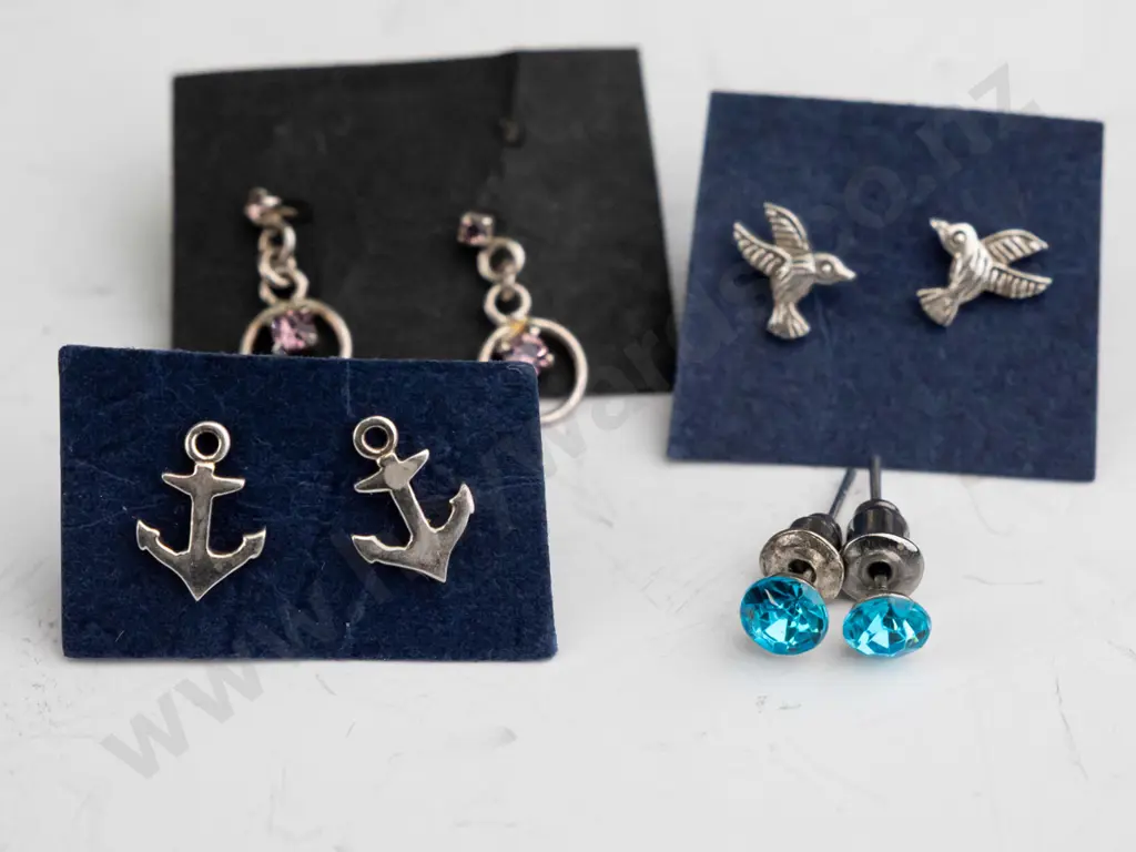 4 pairs of asstd earrings Image 1++