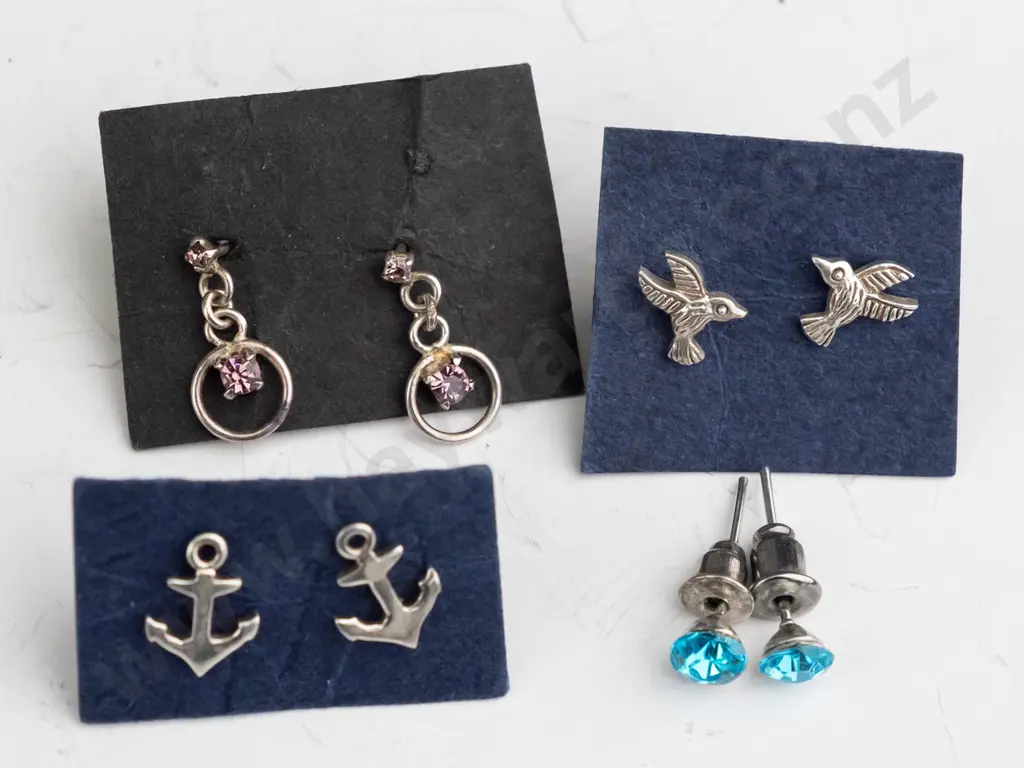 4 pairs of asstd earrings Image 1++