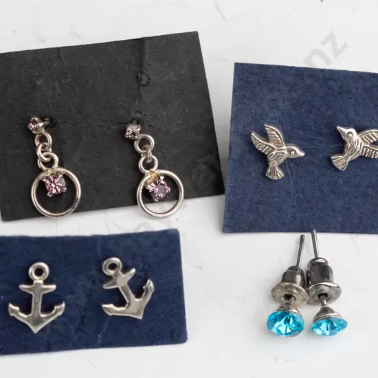 4 pairs of asstd earrings