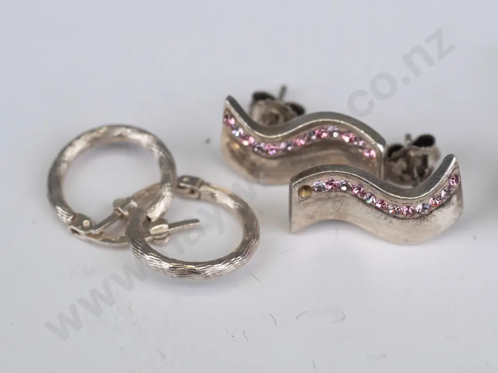 4 pairs of asstd earrings Image 1++