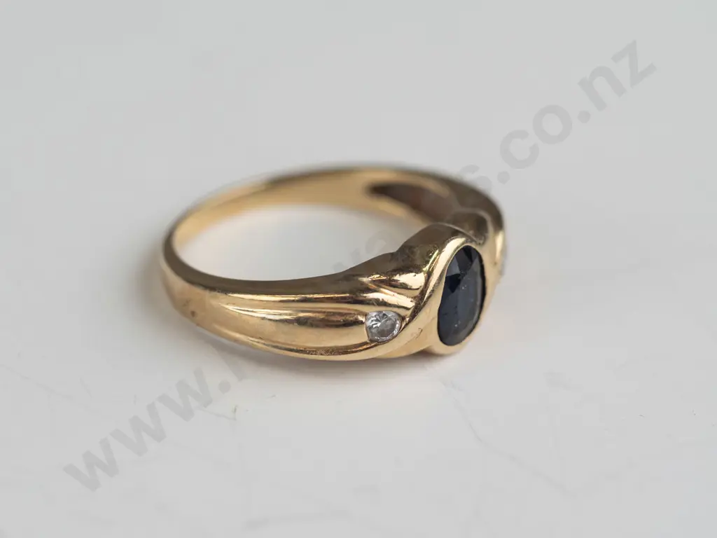 9ct sapphire & diamond ring 3.3gms Image 1++