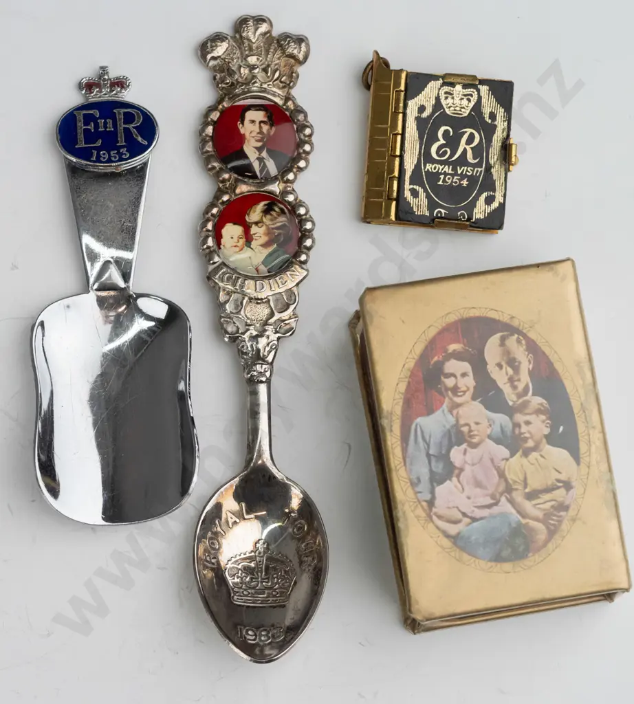 souvenir royal family matchbox cover, small ER royal visit, 1954 picture book & 2 souvenir spoons Image 1++