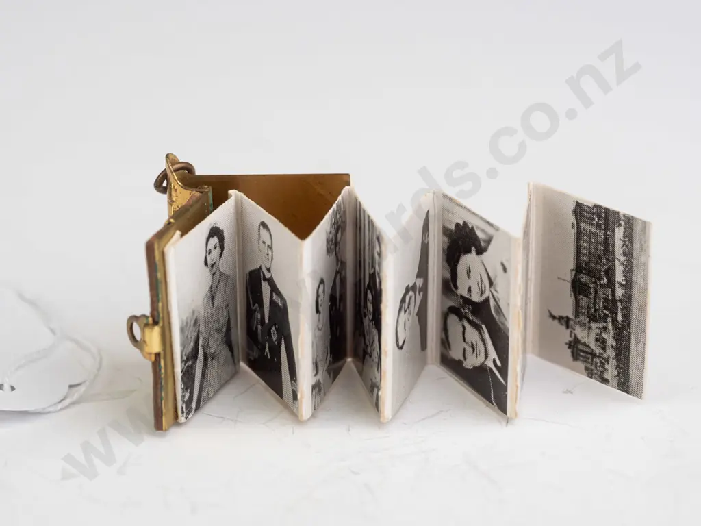 souvenir royal family matchbox cover, small ER royal visit, 1954 picture book & 2 souvenir spoons Image 1++