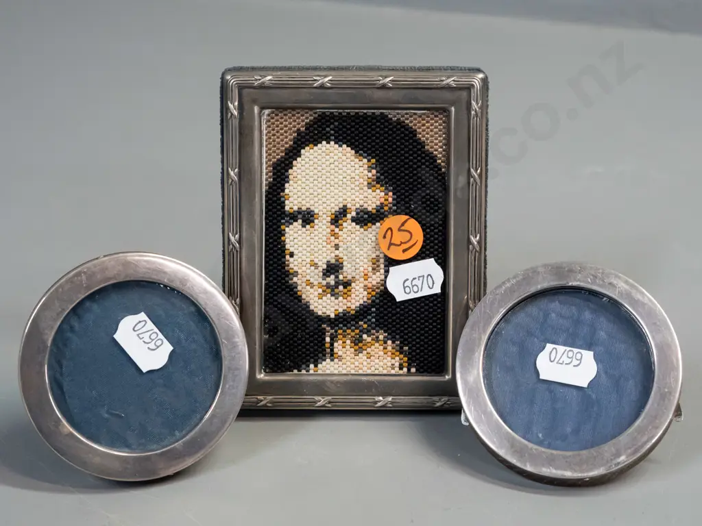 3 hallmarked sterling silver picture frames - 2 circular w/ wood backing, other w/ woven plastic Mona Lisa image H-110 Image 1++