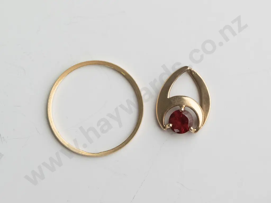 9ct band .8gms & red stone pendant no chain 1.2gms Image 1++