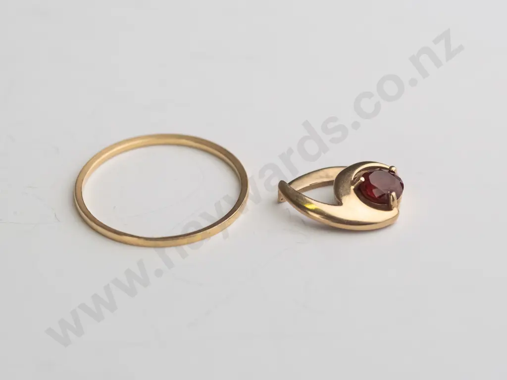 9ct band .8gms & red stone pendant no chain 1.2gms Image 1++