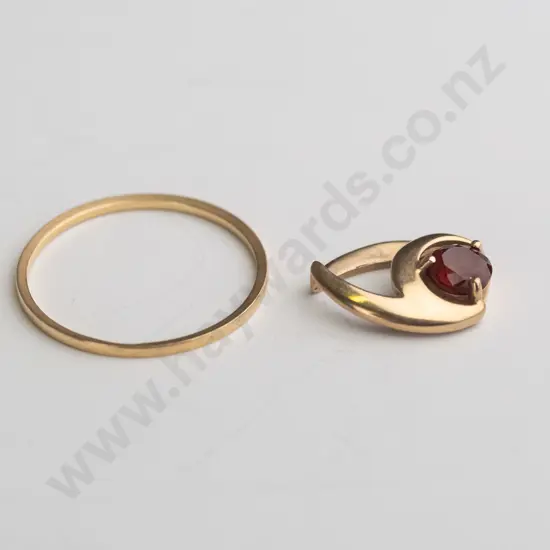 9ct band .8gms & red stone pendant no chain 1.2gms