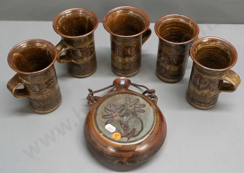 6 pieces of New Zealand studio pottery - 5 mugs with unknown maker's mark and a wall hanging flask by Jane Gregory - Image 1++