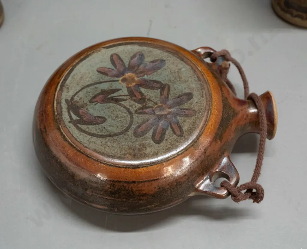 6 pieces of New Zealand studio pottery - 5 mugs with unknown maker's mark and a wall hanging flask by Jane Gregory - Image 1++