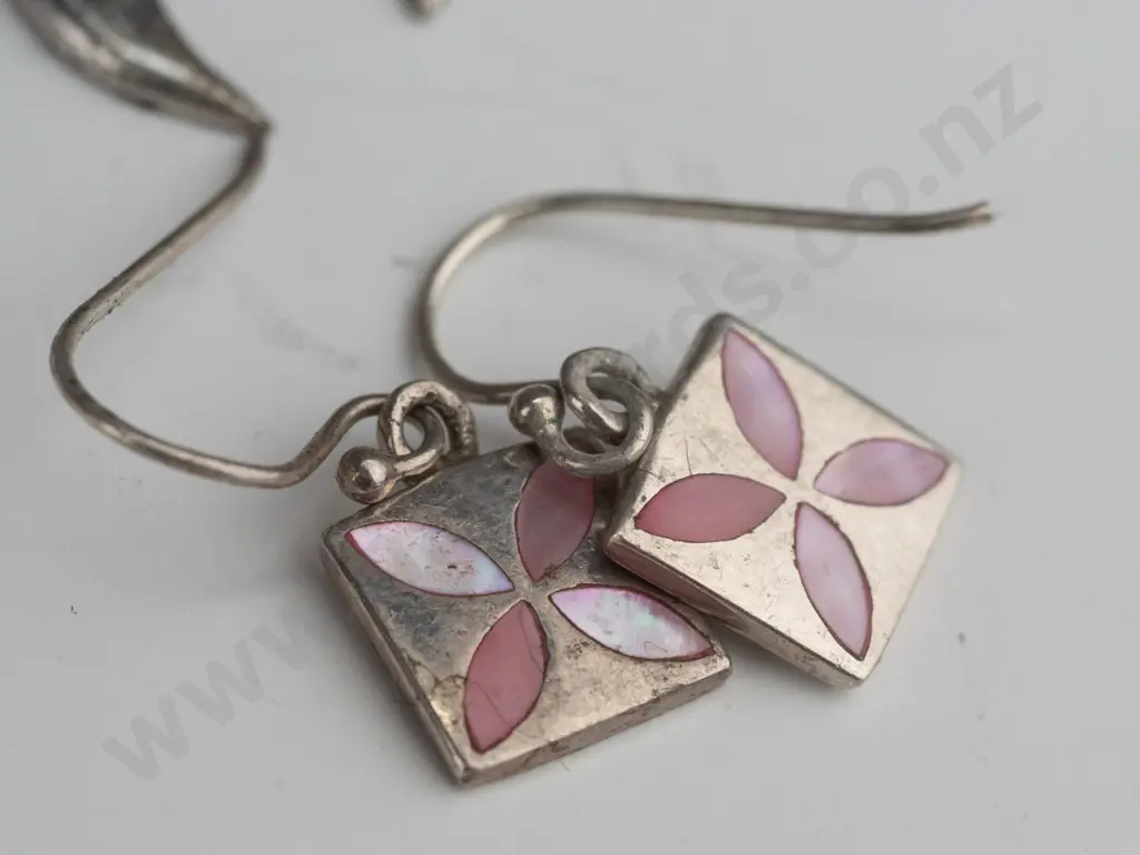 4 pairs of earrings Image 1++