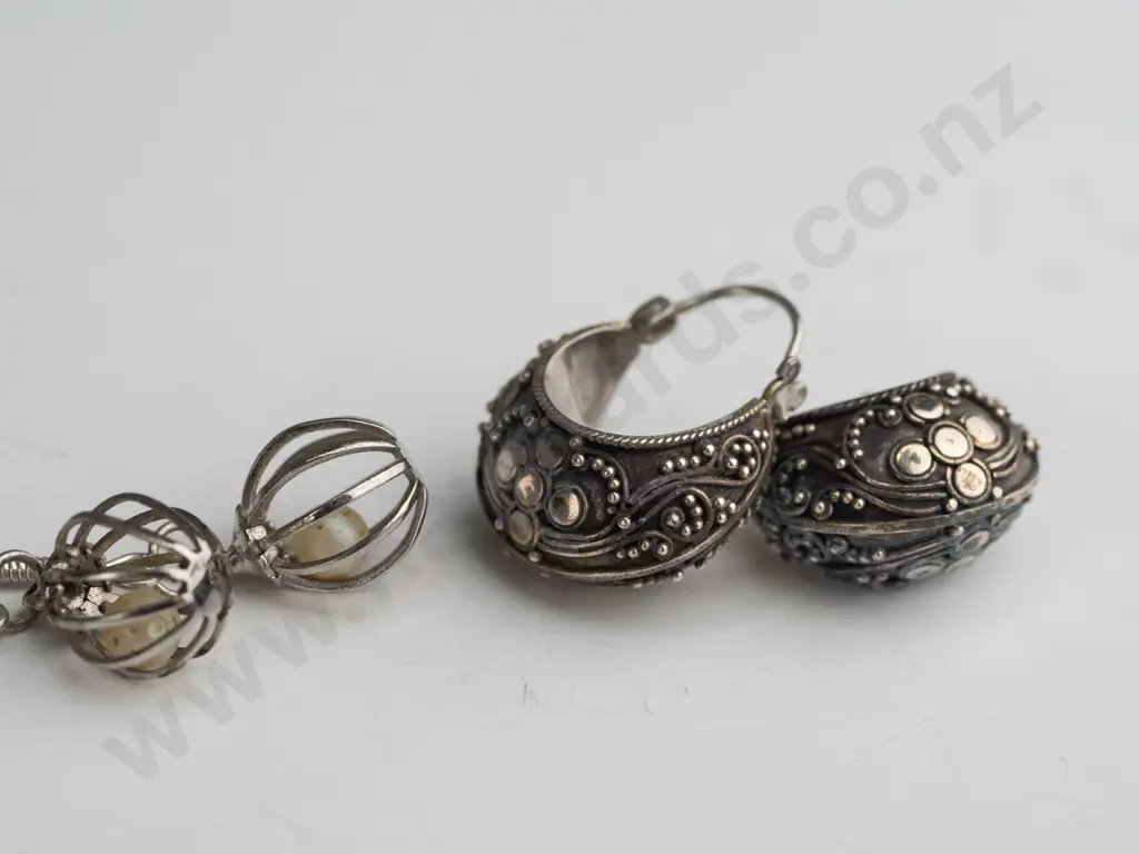 4 pairs of earrings Image 1++
