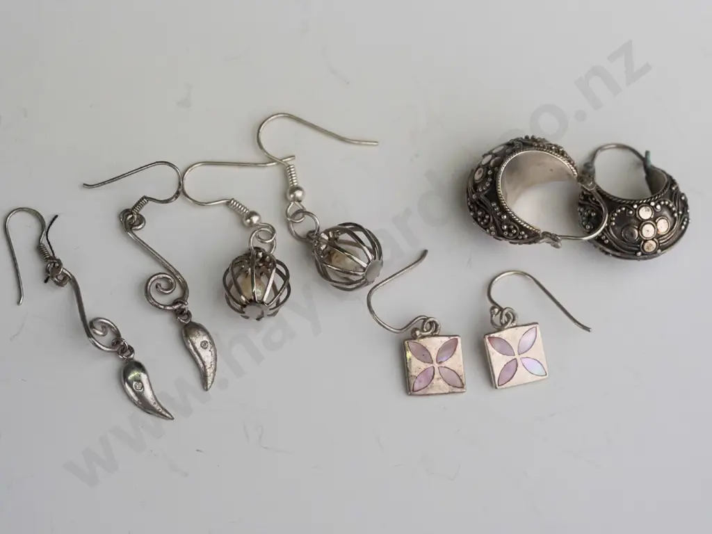 4 pairs of earrings Image 1++