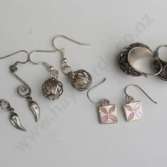 4 pairs of earrings