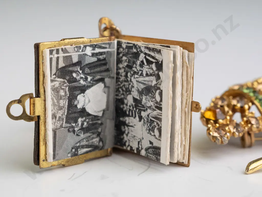4 asstd costume brooches Image 1++