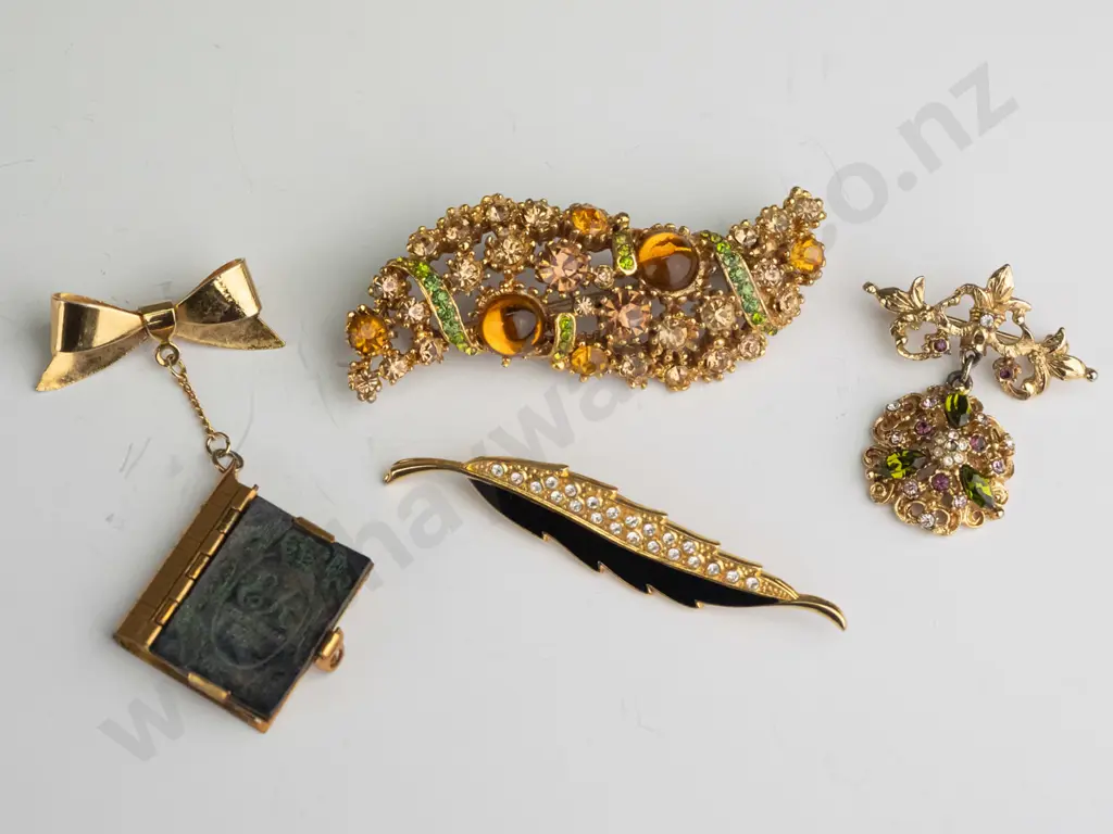 4 asstd costume brooches Image 1++