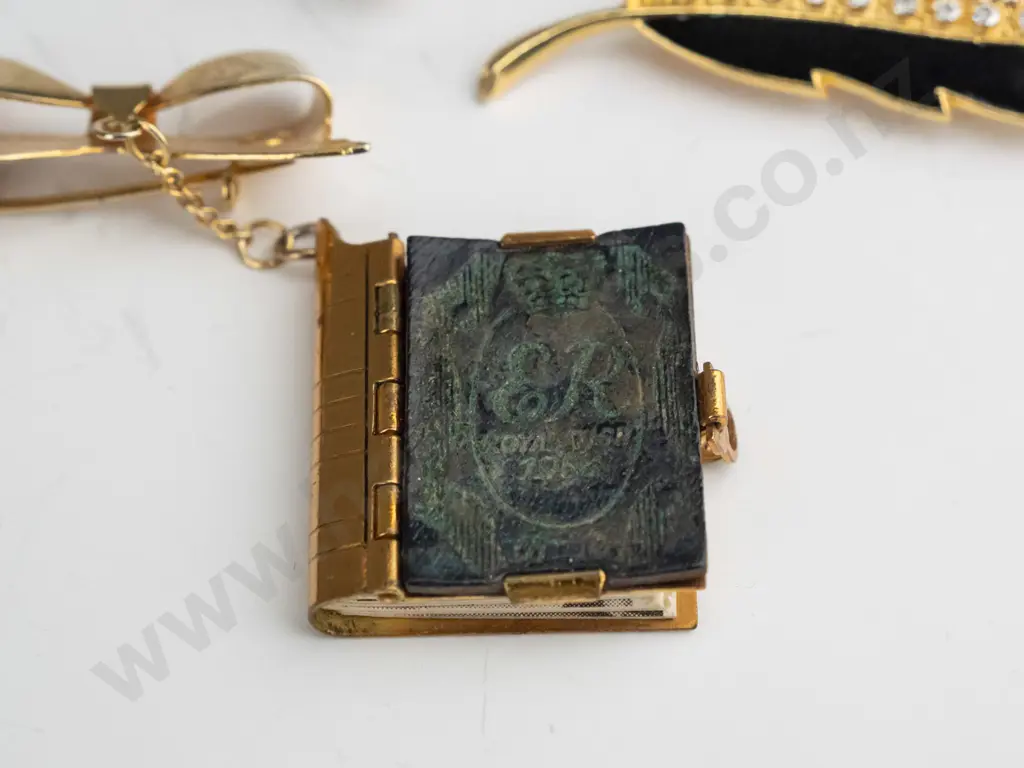 4 asstd costume brooches Image 1++
