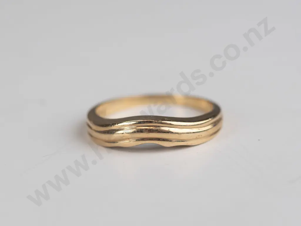 9ct crescent ring 2.8gms Image 1++