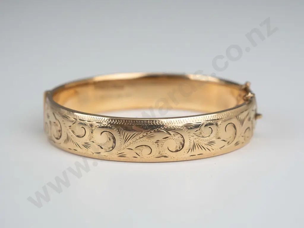 high quality 9ct gold on metal core bangle with safety chain stamped (16.65gm ) Image 1++