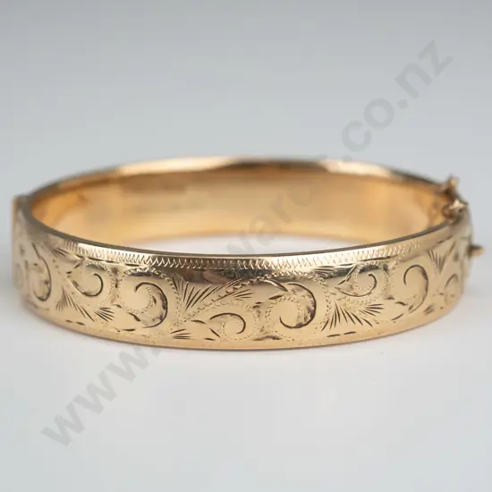 high quality 9ct gold on metal core bangle with safety chain stamped (16.65gm )