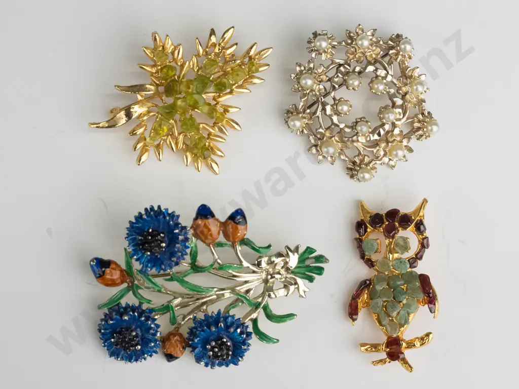 4 asstd costume brooches Image 1++