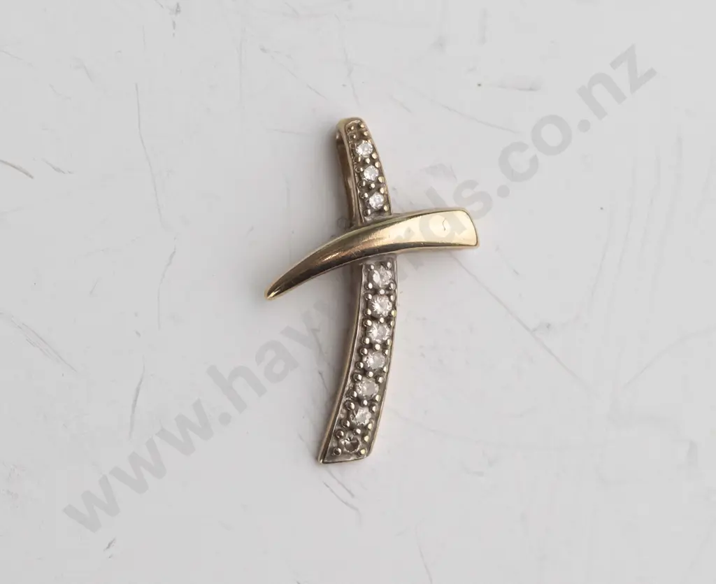 9ct 10 diamond cross no chain 9gms Image 1++