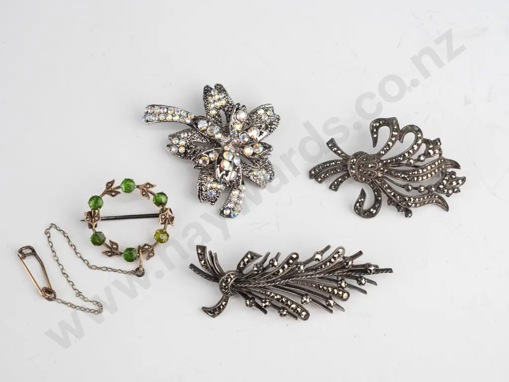 4 costume brooches Image 1++