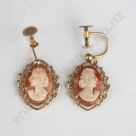 9ct cameo earrings with screw on fittings (3.4gm)
