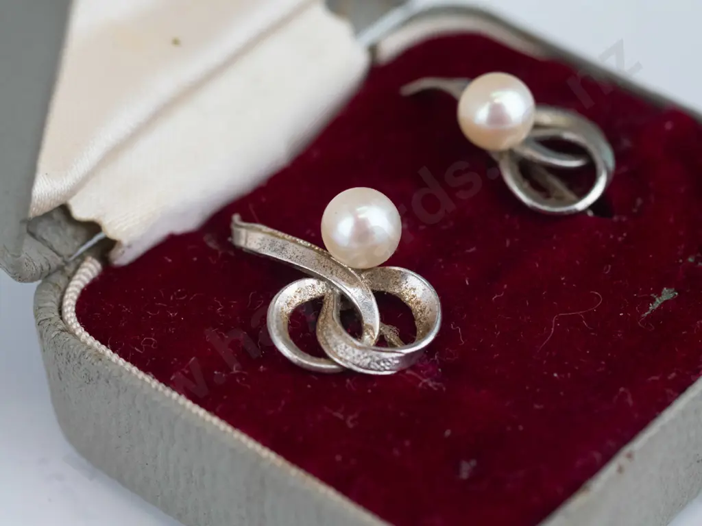 silver brooch & earring set [screw on] Image 1++