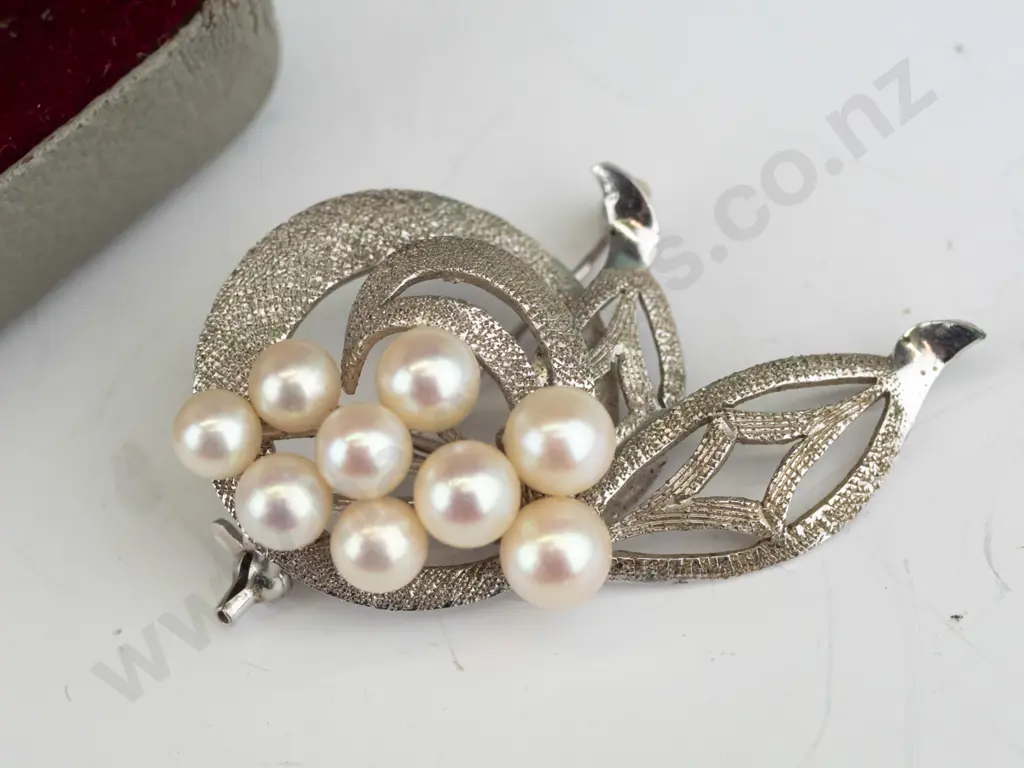 silver brooch & earring set [screw on] Image 1++