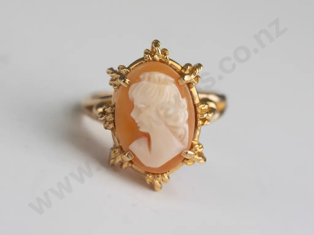 9ct cameo ring  5gms Image 1++