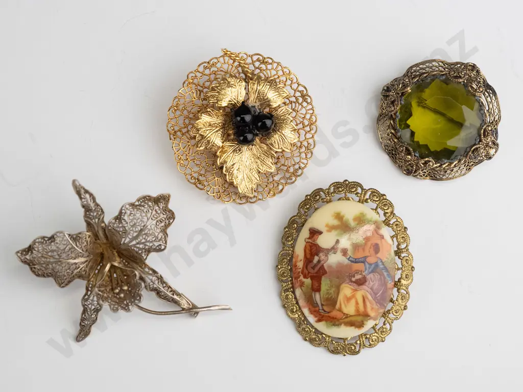 4 asstd costume brooches Image 1++
