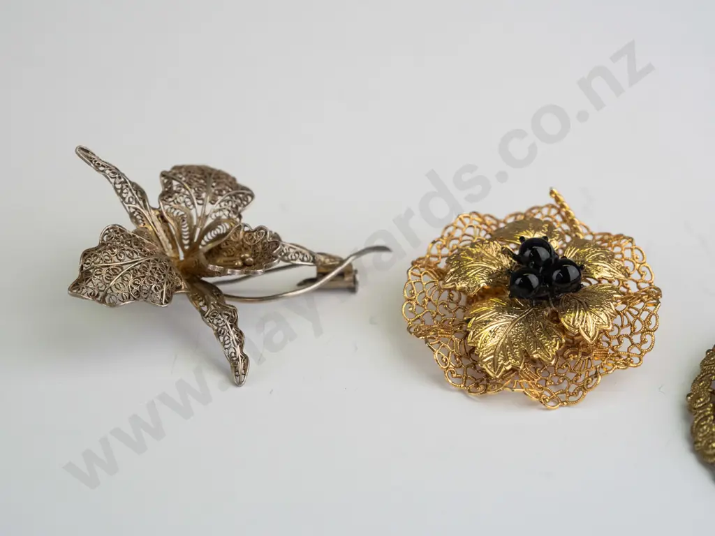 4 asstd costume brooches Image 1++
