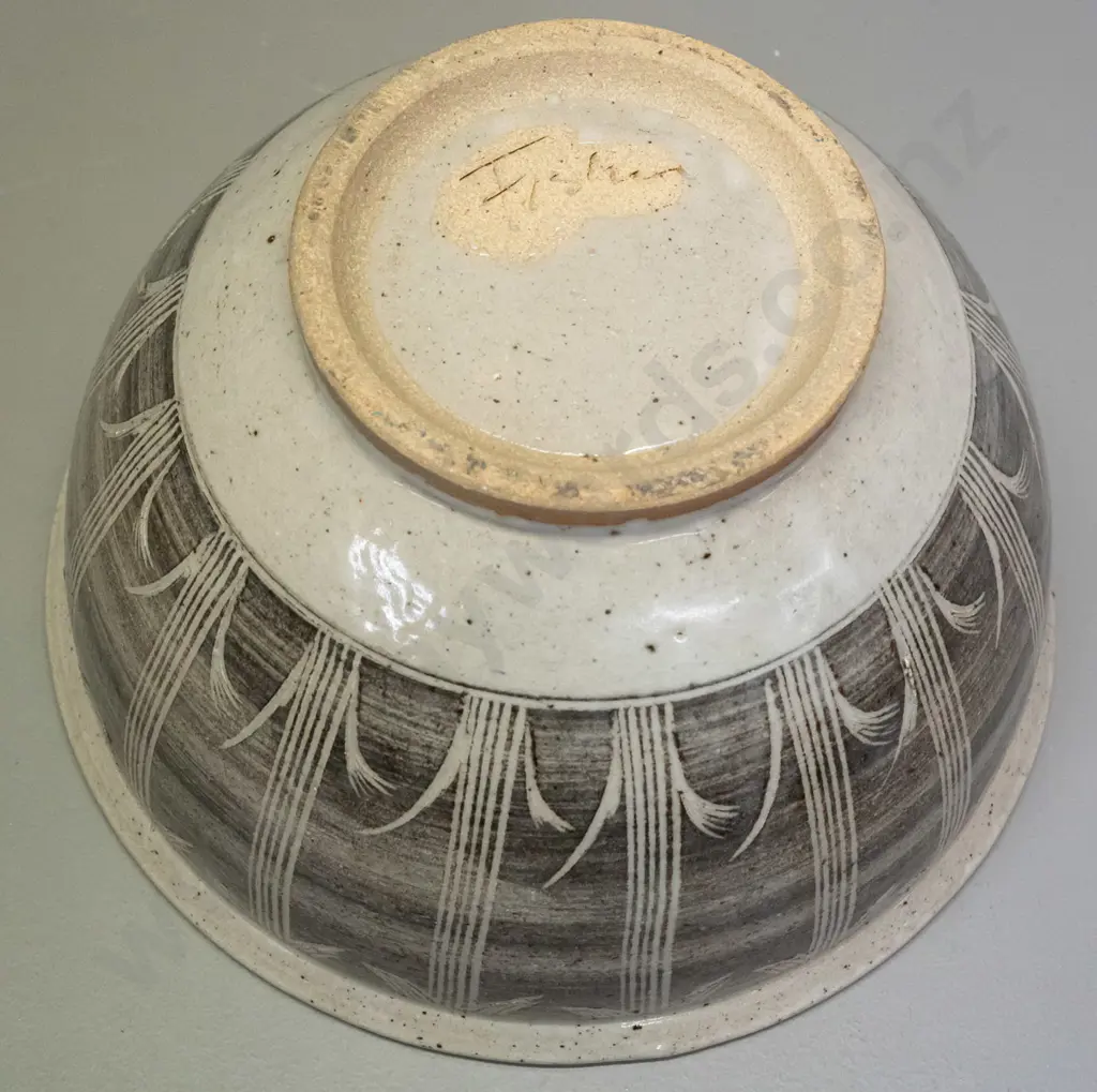 Paul Fisher New Zealand studio pottery bowl with sgraffito Japanese-inspired decoration H-150 D-260 Image 1++