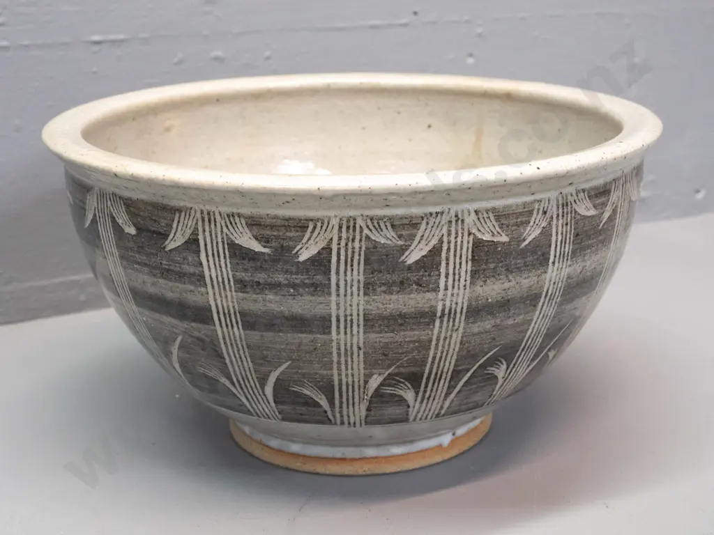 Paul Fisher New Zealand studio pottery bowl with sgraffito Japanese-inspired decoration H-150 D-260 Image 1++