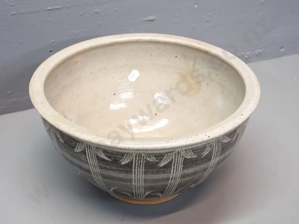 Paul Fisher New Zealand studio pottery bowl with sgraffito Japanese-inspired decoration H-150 D-260 Image 1++