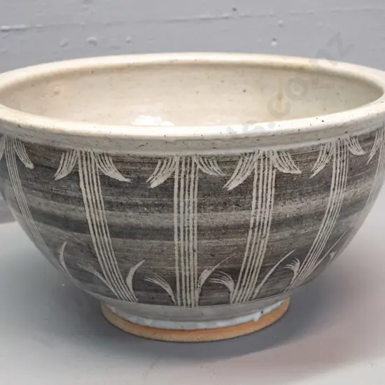 Paul Fisher New Zealand studio pottery bowl with sgraffito Japanese-inspired decoration H-150 D-260