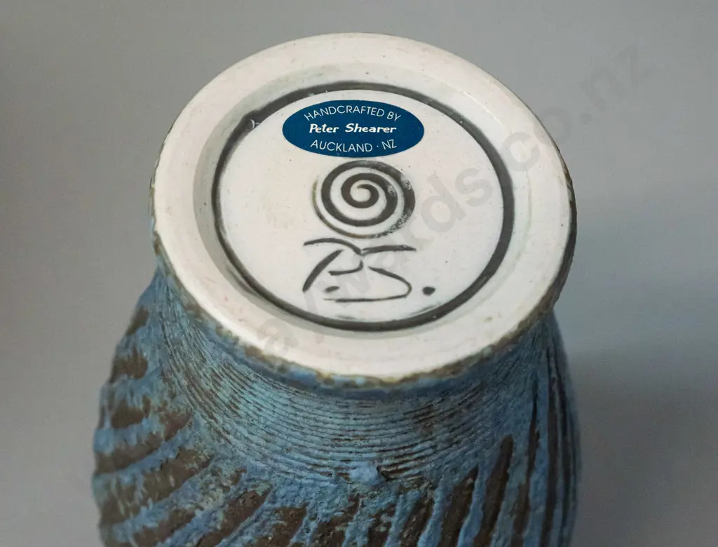 Peter Shearer NZ studio pottery vase with rough textured sgraffito twist rib pattern, 2 lug handles, blue & grey H-230 Image 1++