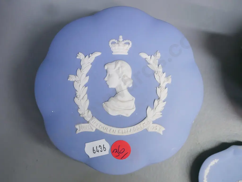 4 pieces of Wedgwood jasperware -- 2x blue: one lidded container commemorating coronation & royal visit 1953, small pin Image 1++